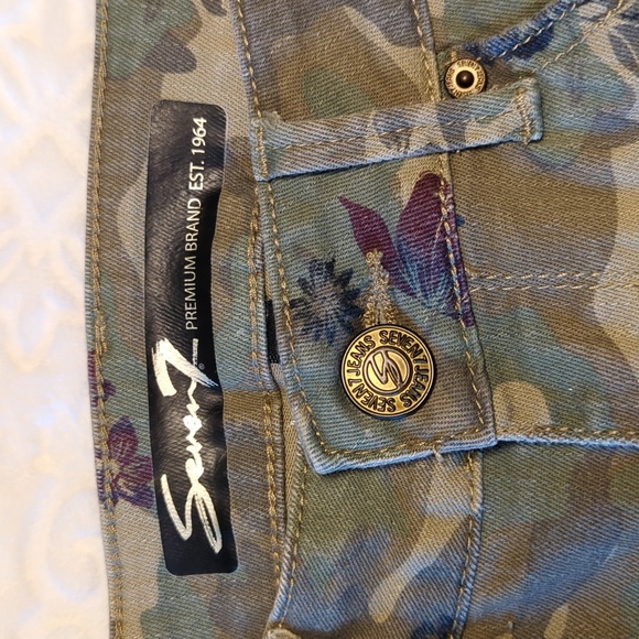 Seven7 Mid-Rise Slim Straight Camo Cutoff Shorts Women's Sz 8 - Picture 4 of 7